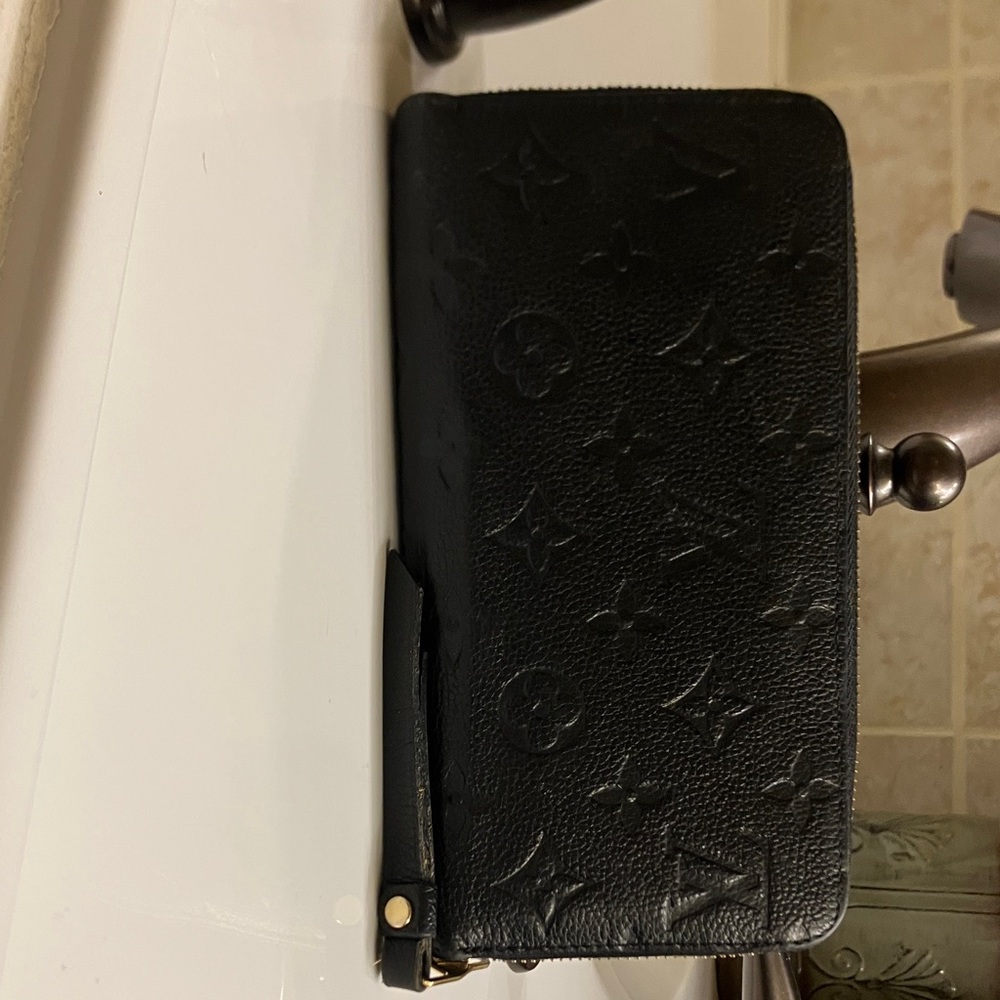 PRISTINE Louis Vuitton black empriente wallet!!  Very soft cow hide leather - Picture 4 of 10